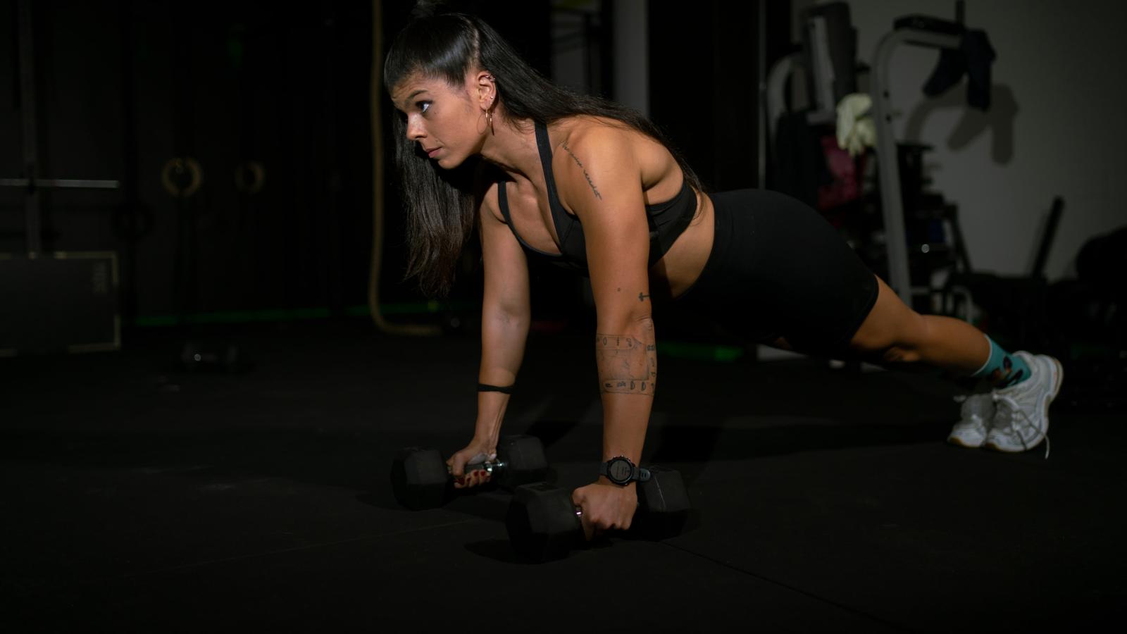 Elvira Bruno in plank con manubri: disciplina e costanza