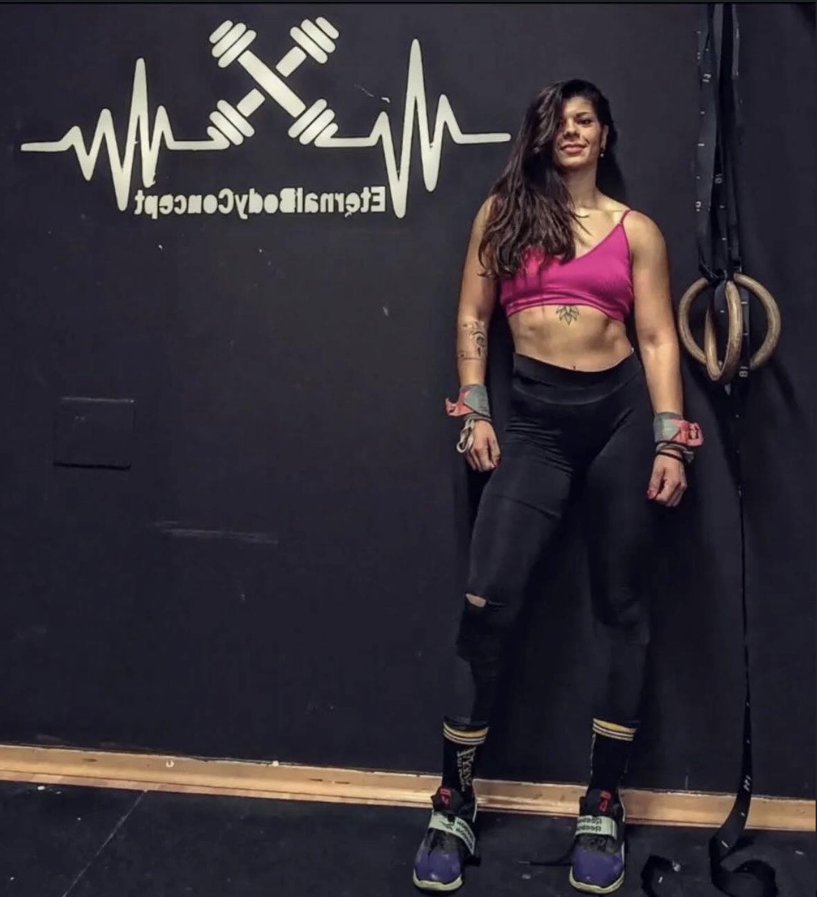 Elvira Bruno davanti al muro con il logo Eternal Body Concept